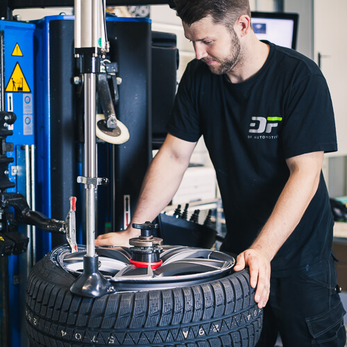 Un professionnel monte un pneu sur une jante alu dans notre propre atelier